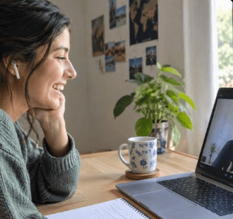 Estudiante tomando clase de inglés en su laptop